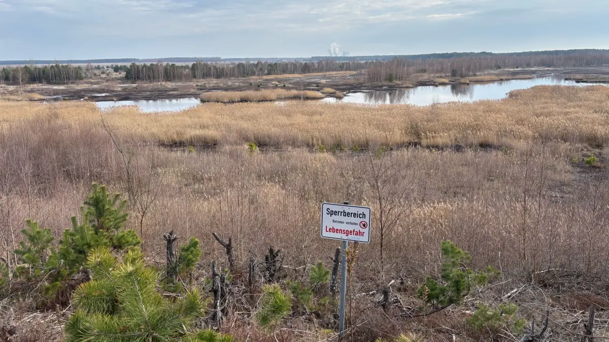 Vom Aussichtspunkt am Bergener See hat man einen imposanten Panoramablick auf das rund 133 Hektar große Gewässer. Aufgrund der großen Rutschung vom Herbst 2010 befinden sich See und der größte Teil seiner Umgebung im Sperrgebiet.