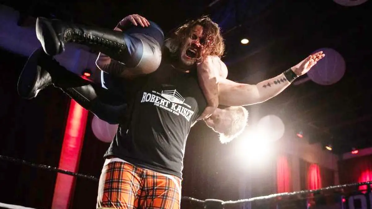 Wrestler Marcel Domke aka Robert Kaiser nimmt bei ersten Auflage der Cottbuser Wrestling Nacht seinen Gegner auf die Schultern.
