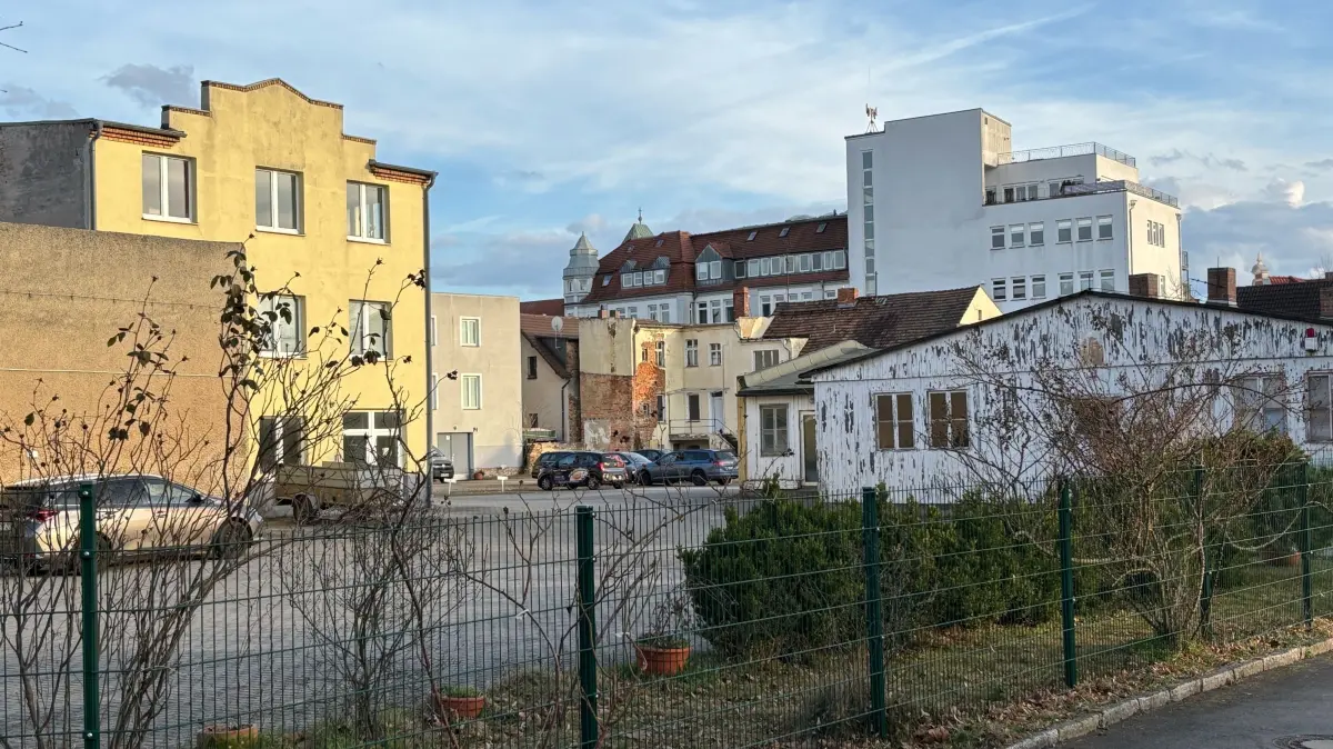 Impression vom Areal des künftigen Paulinenquartiers von der Paulinenstraße. Die Fläche wirkt selbst auf Laien ungeordnet und wenig ansprechend.