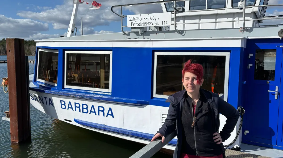 Reederin Marianne Löwa hat alle Hände voll zu tun, um mit ihrer Santa Barbara zu Ostern in die Saison 2026 starten zu können. Bis dahin erhält das Schiff stellenweise auch einen neuen Farbanstrich.