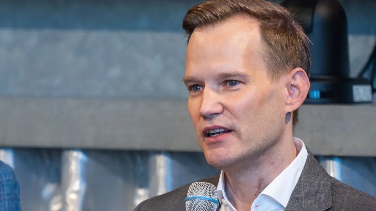 Vorstellung der App „freii“: 12.03.2026, Berlin: Hendrik Streeck (r, CDU), Beauftragter der Bundesregierung für Sucht- und Drogenfragen, spricht bei der Vorstellung der App «freii» neben Eckart von Hirschhausen, Arzt und Fernsehmoderator. Die App ist ein 21-Tage-Programm für Kinder und Jugendliche sowie deren Eltern und Erziehenden und soll den bewussten Umgang mit digitalen Medien fördern. Foto: Christophe Gateau/dpa +++ dpa-Bildfunk +++