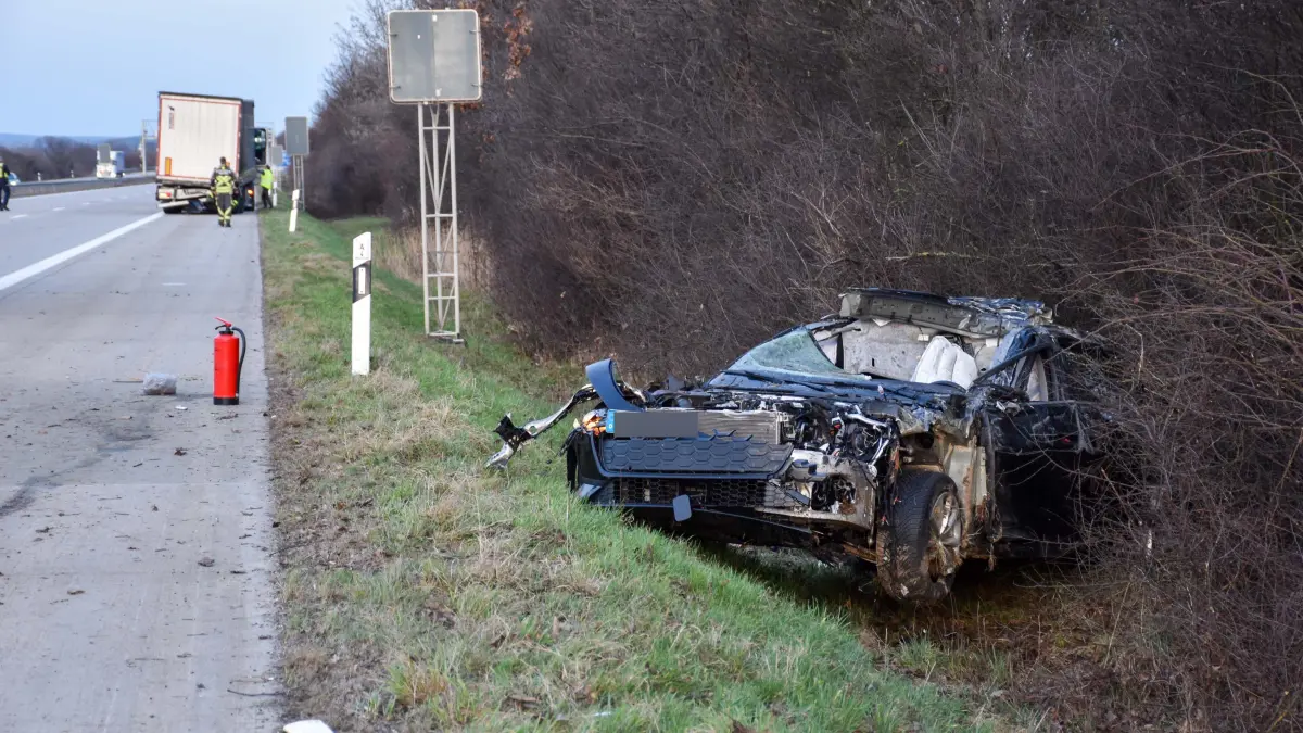 Schwerer Unfall auf der Autobahn A4 bei Bautzen. Ein Auto kracht in einen Lkw.