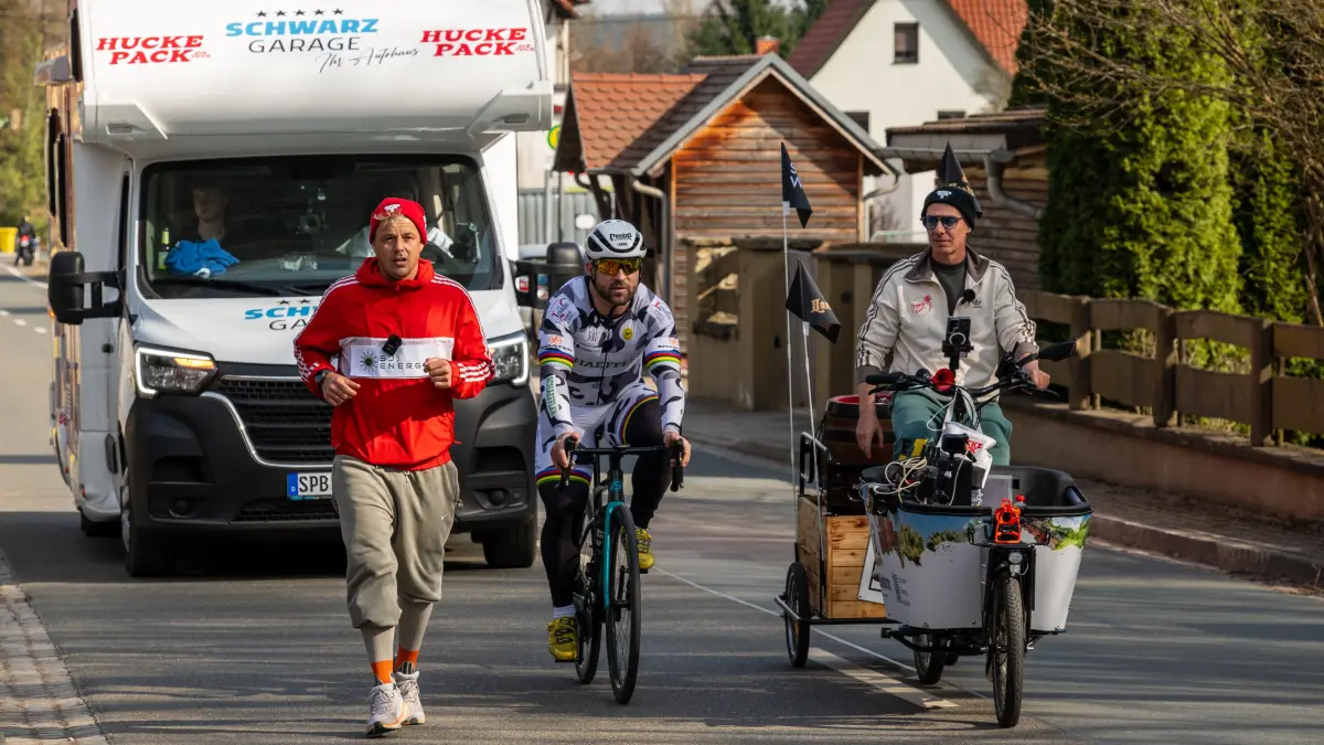 Alexander Knappe auf dem Weg von Gera nach Jena. Begleitet wurde der Sänger ein gutes Stück vom Geraer Bahnradsportler Robert Förstemann. Auf dem Bollerwagen sitzt Timo Schulz aka Timo Fiert.