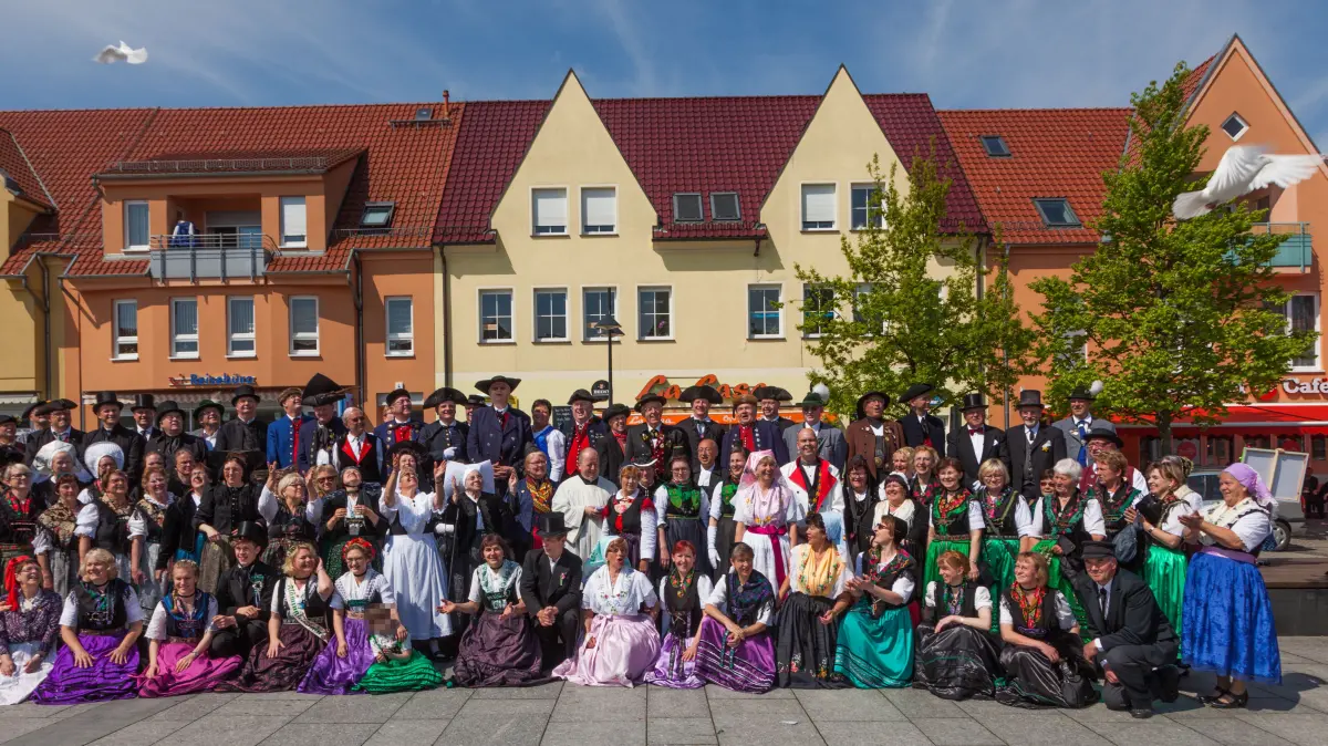13.-14.05.2017: Deutcher Trachtentag in Lübben: Eine der Veranstaltungen, die weit über die Region hinaus wirkt, war der Deutsche Trachtentag am Wochenende. In den internen Beratungen wurde Rechenschaft zur Vereinsarbeit gezogen, aber auch das Deutsche Trachtenfest vorbereitet. Es wird 2019 auf Anregung des Mitteldeutschen Heimat- und Trachtenverbandes in Lübben stattfinden.