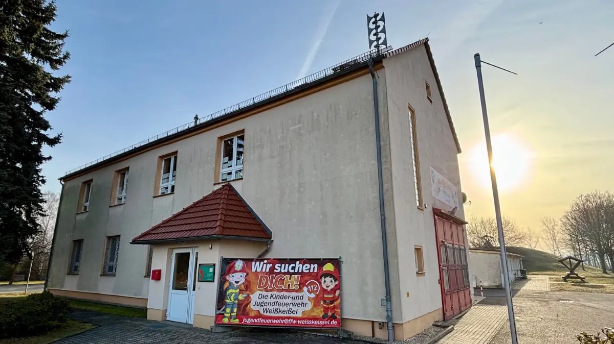 Die ehemalige Schule in Weißkeißel ist seit vielen Jahren ganz in Feuerwehrhand. Doch der Platz reicht nicht. Es muss investiert werden.