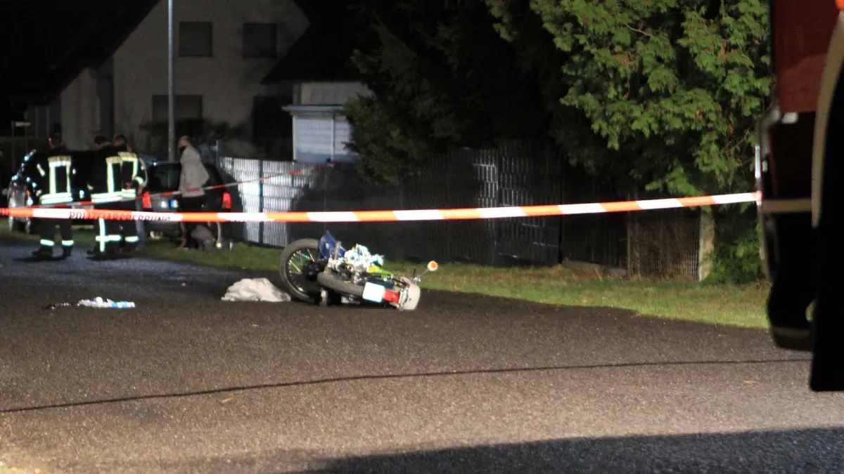 Unfall: Foto: Mirko Sattler; Unklarer Kradunfall auf der grünhauser Strasse in Lauchhammer-Ost; Polizei, Notfallseelsorger; RTH; Rettungsdienst, Feuerwehr