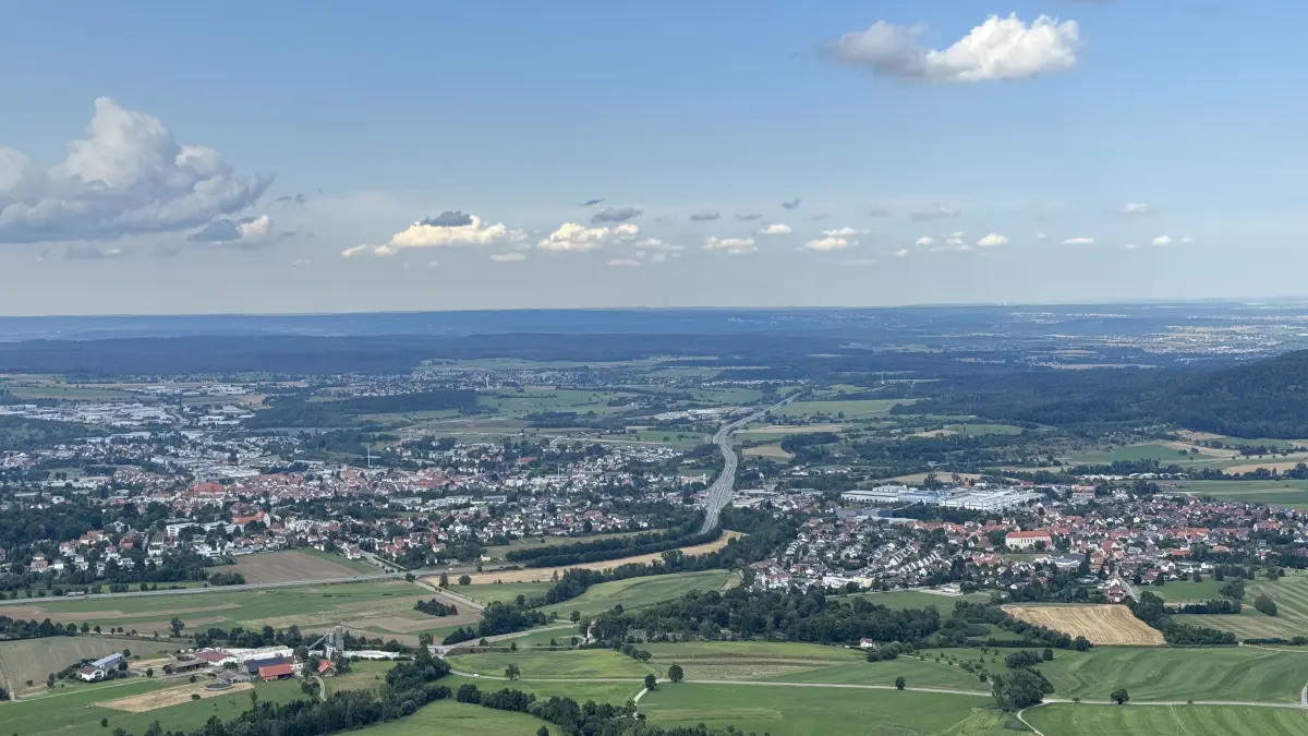 Der Gemeinderat hat den Hebesatz für die Grundsteuer B im Herbst 2024 auf 400 Prozent angehoben. (Das Foto entstand im August 2024 von der Burg Hohenzollern.)