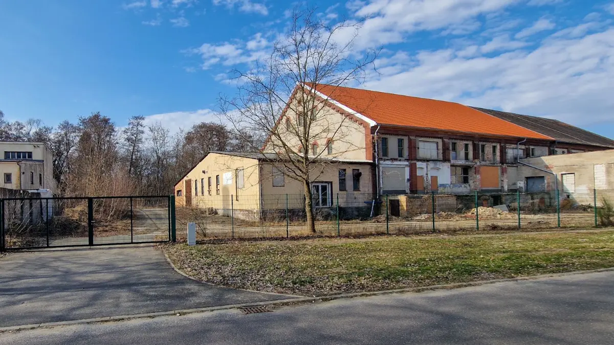 Die ehemalige Glashütte Rietschen. Das Dach hat die Gemeinde saniert, damit es für eine Solaranlage genutzt und das so gesicherte Gebäude als Kaltbau vermietet werden kann. Was aber ist mit den Altlasten im Untergrund?