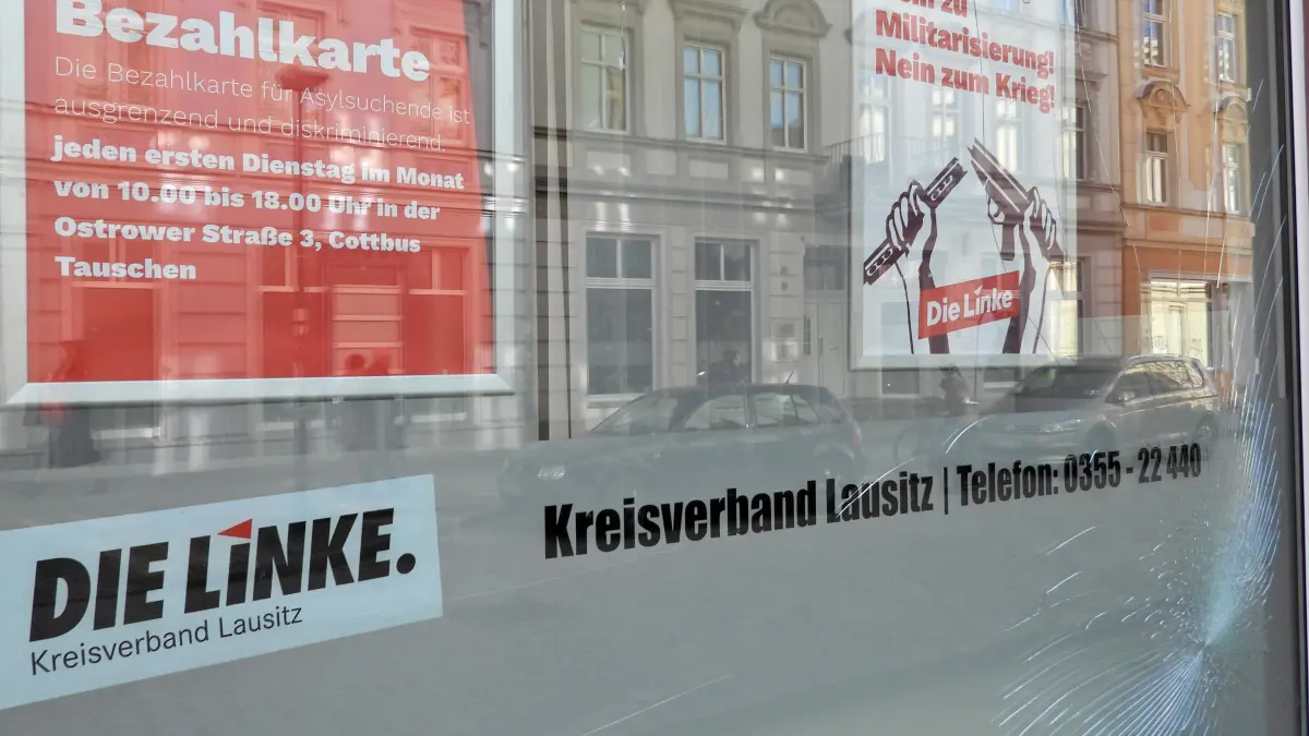 Unbekannte haben die Geschäftsstelle der Partei Die Linke, Kreisverband Lausitz, in der Ostrower Straße in Cottbus attackiert.