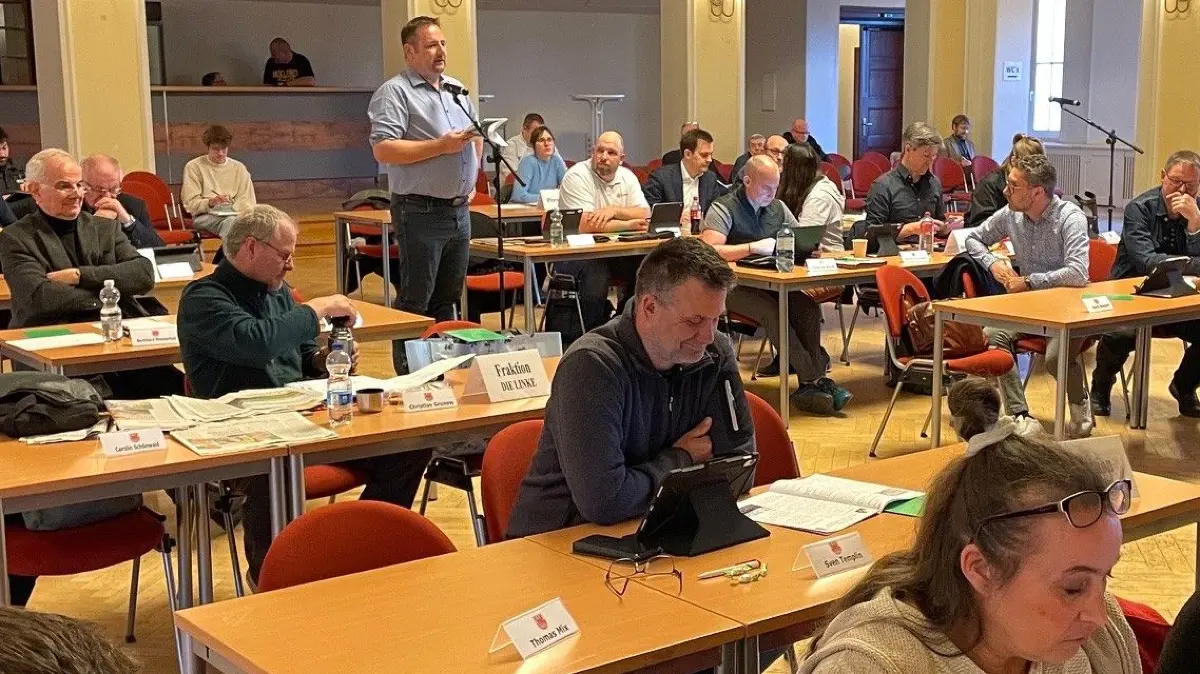 Rico Obenauf aus Neuenhagen (BVB/FW/stehend) scheitert im Kreistag mit seinem antrag, über die BM-Wahl in Strausberg zu beraten