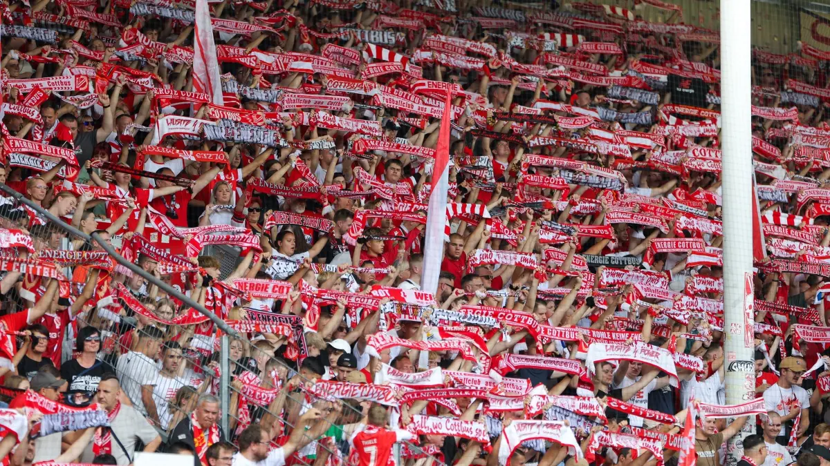 Zuschauer im LeagEnergie-Stadion in Cottbus