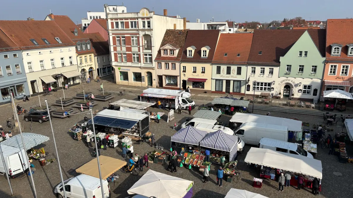 Impression vom Senftenberger Wochenmarkt. Zwar ist dessen Fläche aufgrund der neuen Zierkirschen etwas kleiner geworden, das Angebot präsentiert sich aber weiter attraktiv.