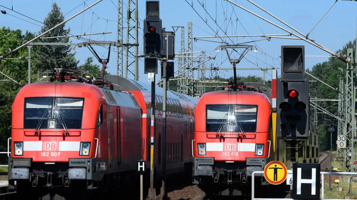 Keine Einschränkungen mehr zwischen Berlin und Oranienburg: ARCHIV - 03.06.2022, Brandenburg, Potsdam: Die Regionalbahn RE 1 (r) verlässt den Bahnhof Park-Sanssouci, während ein einfahrender Zug auf dem benachbarten Gleis in Richtung Berlin einfährt. (zu dpa: «Bahnstrecke zwischen Berlin und Oranienburg wieder frei») Foto: Soeren Stache/dpa +++ dpa-Bildfunk +++