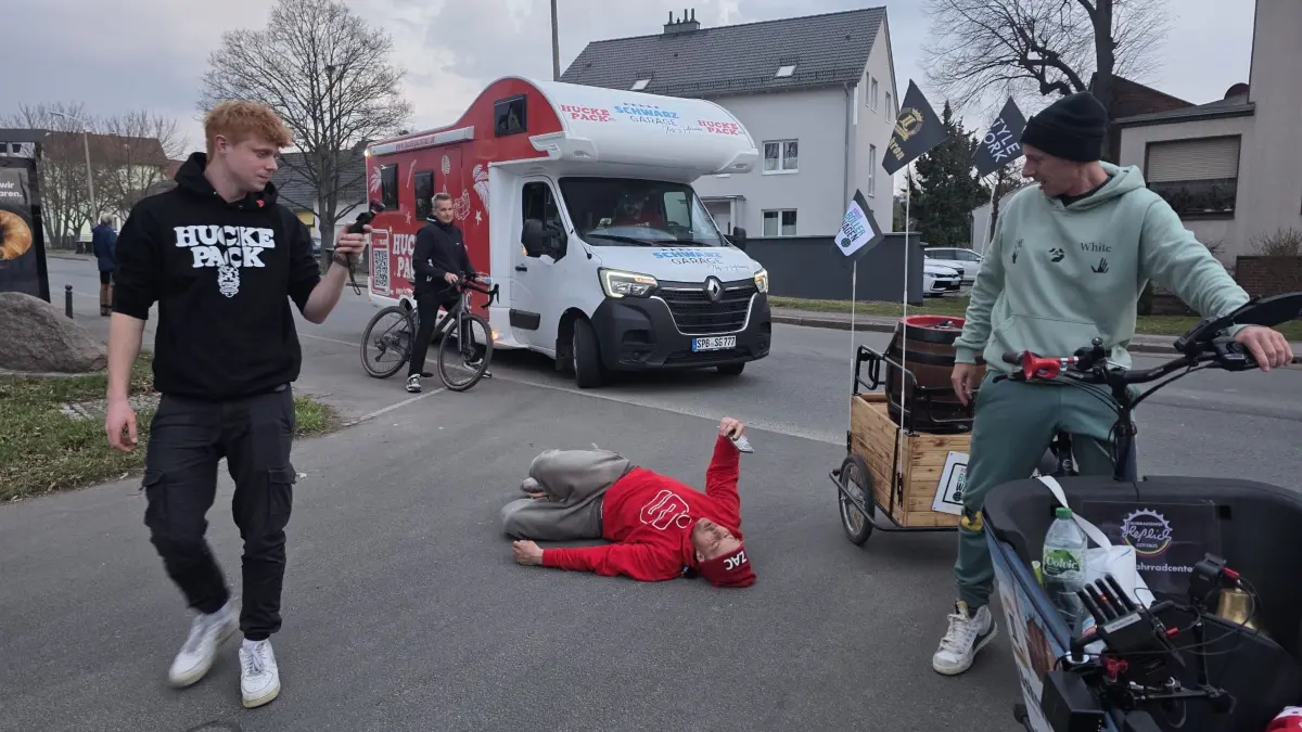 Alexander Knappe liegt erschöpft auf dem Boden.