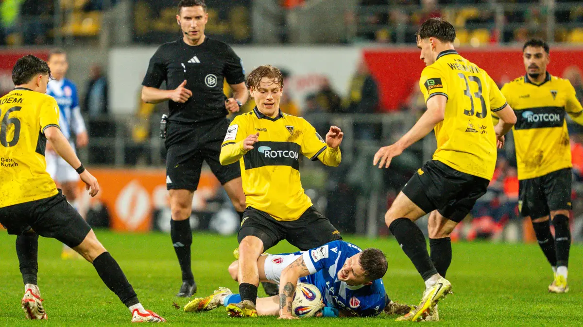 Jonas Oehmichen (Alemannia Aachen, #24) ueber Erik Engelhardt (FC Energie Cottbus, #18)
Alemannia Aachen vs. FC Energie Cottbus, Fussball, 3. Liga, 29. Spieltag, Saison 2025/2026, 13.03.2026
Foto: Eibner-Pressefoto/ J. Derondeau
