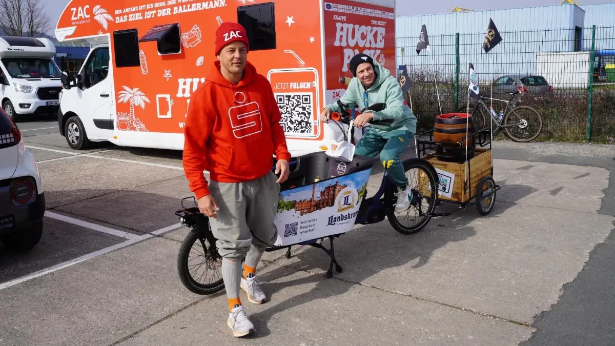 Alexander Knappe mit Timo Feiert während der Huckepack Tour