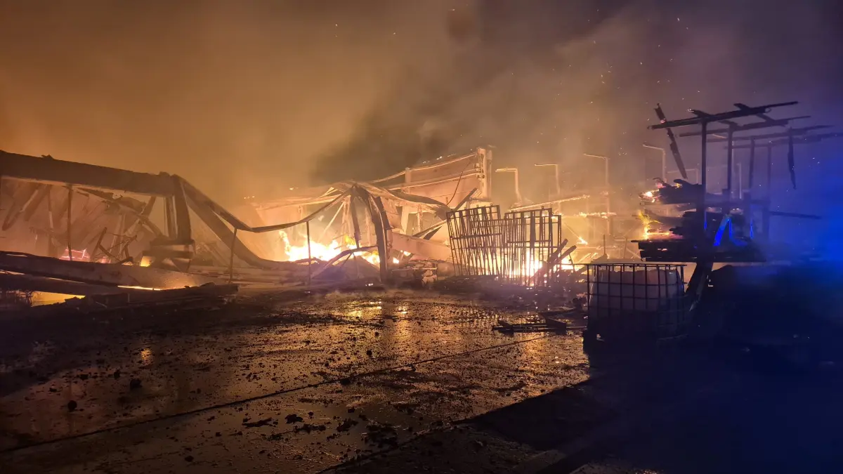 Das flammende Inferno konnte in der Nacht vom 12. auf den 13. März 2026 in Betten durch die Einsatzkräfte unter Kontrolle gebracht werden. Ein Übergreifen auf Wohnhäuser und weitere Betriebsgebäude wurde verhindert.