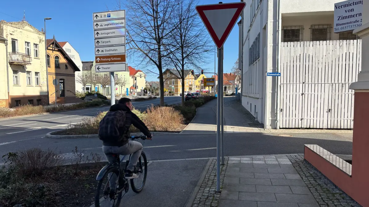 Das ist der riskante Knotenpunkt im Senftenberger Stadtzentrum. Im Bauausschuss wurde jetzt eine Entschärfung der dortigen Situation gefordert.