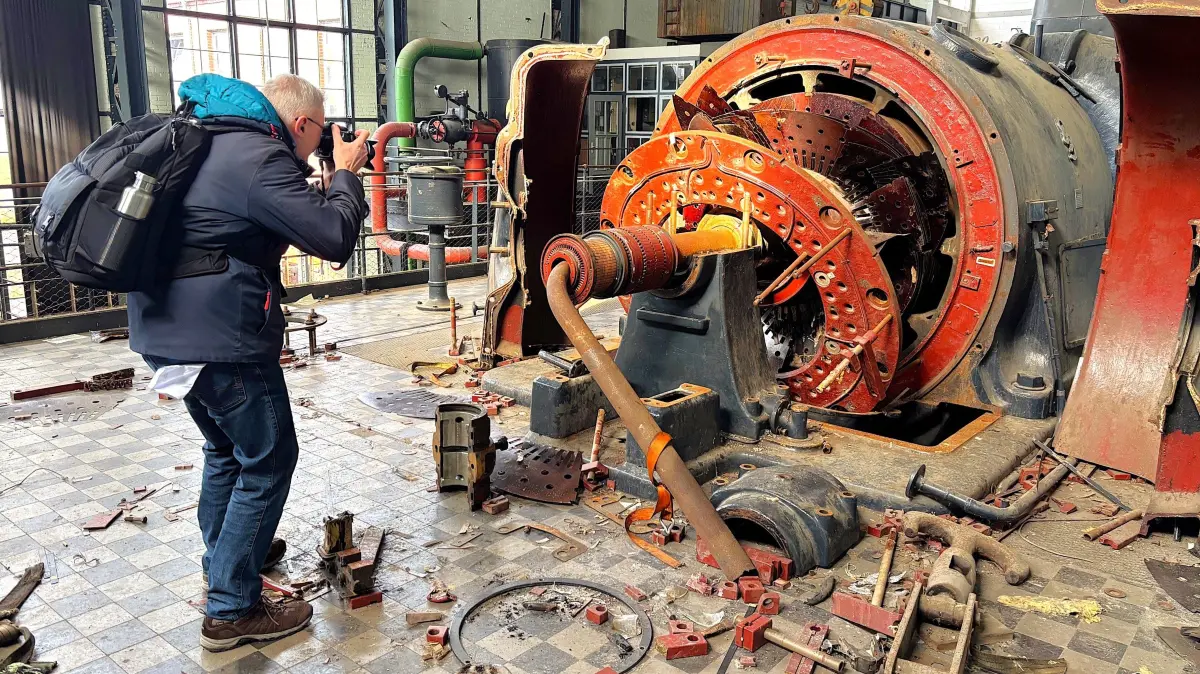 Der Lost Placer Ulrich Koch ist extra aus Braunschweig nach Plessa angereist, um Fotos in dem Ruinen-Kraftwerk machen zu können. Hier schießt er Bilder von der letzten verbliebenen Turbine oder besser von dem, was die Metalldiebe davon übriggelassen haben.