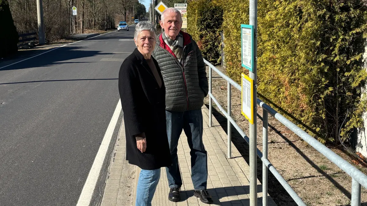 Ortsvorsteherin Katrin Konczak und Anwohner Volker Adamik fordern mehrere Maßnahmen, um die Sicherheit in der Schwarzbacher Straße zu erhöhen.