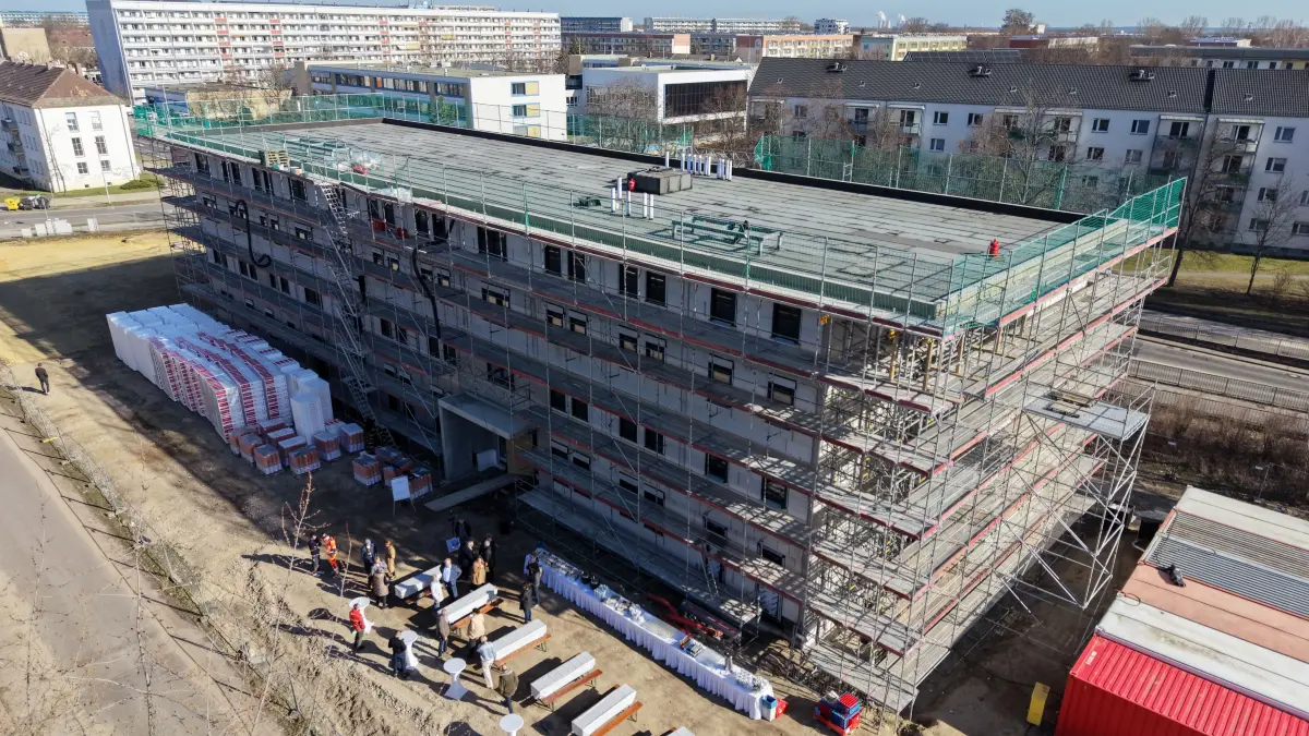 Am Lindenplatz in Cottbus-Sandow ist am Freitag (13. März 2025) für das neue Wohnheim des Berufsbildungswerkes Richtfest gefeiert worden.