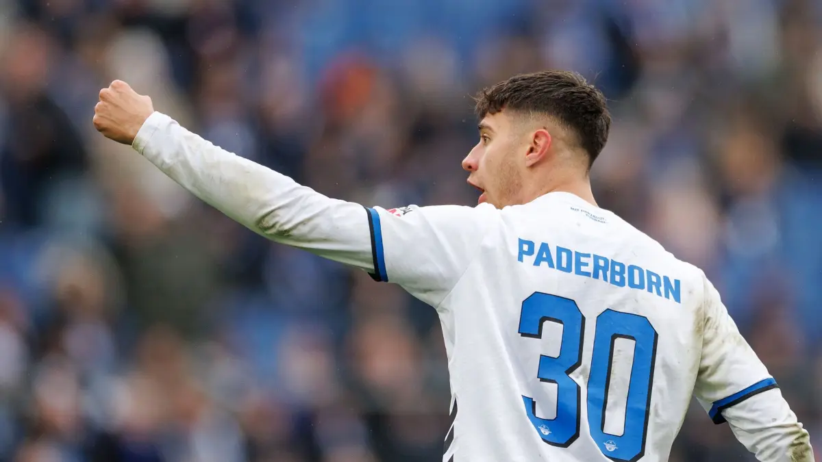 Arminia Bielefeld - SC Paderborn 07: 14.03.2026, Nordrhein-Westfalen, Bielefeld: Fußball, Männer: 2. Bundesliga, Arminia Bielefeld - SC Paderborn 07, 26. Spieltag, Schüco Arena. Torschütze Stefano Marino (SC Paderborn 07) feiert seinen Treffer zum 1:2. Foto: Friso Gentsch/dpa - WICHTIGER HINWEIS: Gemäß den Vorgaben der DFL Deutsche Fußball Liga bzw. des DFB Deutscher Fußball-Bund ist es untersagt, in dem Stadion und/oder vom Spiel angefertigte Fotoaufnahmen in Form von Sequenzbildern und/oder videoähnlichen Fotostrecken zu verwerten bzw. verwerten zu lassen. +++ dpa-Bildfunk +++