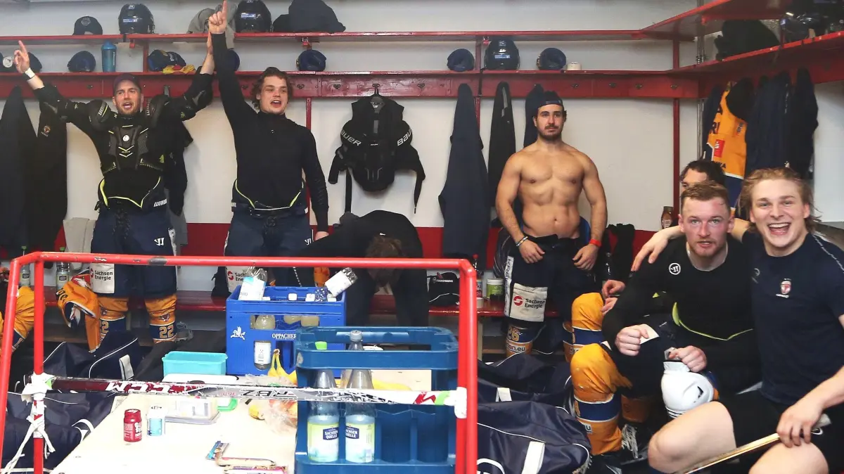 Die Lausitzer Füchse feierten nach dem Sieg in den Pre-Playoffs gegen Crimmitschau ausgelassen in der Kabine.
