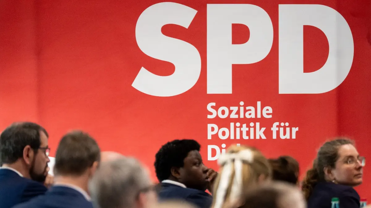 Landesparteitag der SPD Brandenburg: 14.03.2026, Brandenburg, Potsdam: Die Delegierten verfolgen während des Brandenburger SPD-Landesparteitages die Rede von Brandenburgs Ministerpräsident Woidke. Im Kongresshotel am Templiner See sollen die Delegierten über den Koalitionsvertrag 2026 bis 2029 zwischen SPD und CDU abstimmen. Foto: Soeren Stache/dpa +++ dpa-Bildfunk +++