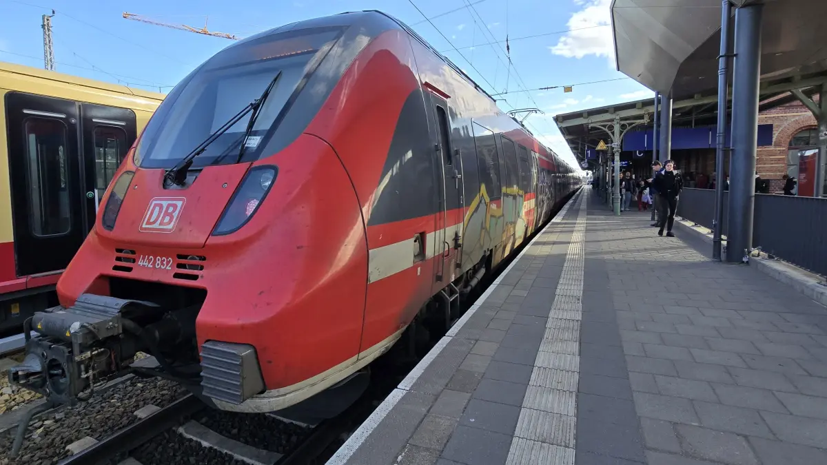 Der RE7 am Bahnhof in Königs Wusterhausen