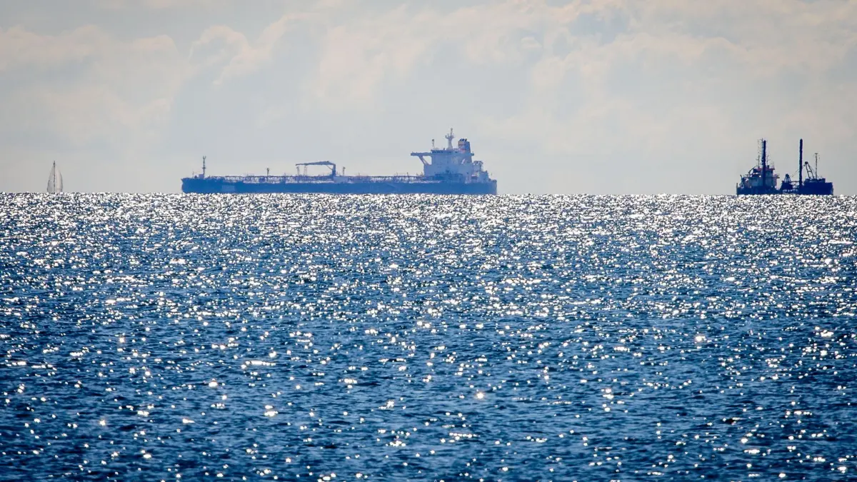 Tanker „Eventin“ vor Insel Rügen: ARCHIV - 17.08.2025, Mecklenburg-Vorpommern, Sassnitz: Der Tanker «Eventin» liegt weiter vor der Küste der Insel Rügen. Der vom deutschen Zoll eingezogene ltanker «Eventin» befindet sich weiter nahe der Ostseeinsel Rügen. Der Tanker ist eines von mehr als 150 Schiffen der sogenannten russischen Schattenflotte, gegen die Sanktionen der EU gelten. Die «Eventin» trieb im Januar 2025 stundenlang manövrierunfähig in der Ostsee. Nach früheren Angaben hat das unter Panama-Flagge fahrende Schiff rund 100.000 Tonnen l an Bord. (zu dpa: «Grünen-Chefin Brantner: russische Schattentanker stoppen») Foto: Jens Büttner/dpa +++ dpa-Bildfunk +++