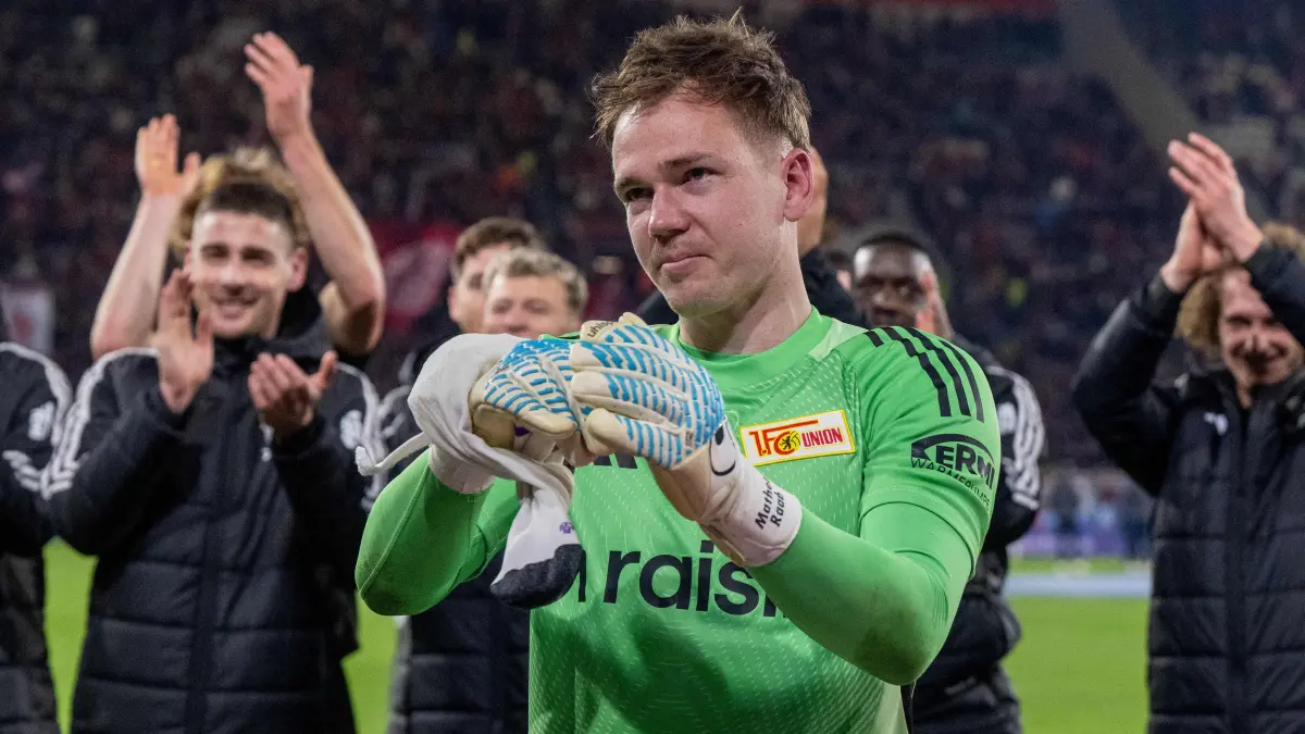 1. BL SC Freiburg - 1. FC Union 2025/2026: Fussball, Herren, 1. Bundesliga, Saison 2025/26, (28. Spieltag), SC Freiburg - 1. FC Union Berlin, Torhüter Matheo Raab (1. FC Union Berlin) wird nach Abpfiff von Fans und Mitspielern gefeiert, 15.03.2026, Foto: Matthias Koch