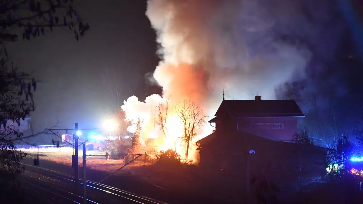 Teile der alten Bahnhofsgebäude in Hohenleipisch sind abgebrannt.