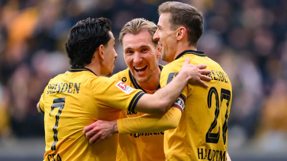 SG Dynamo Dresden - Preußen Münster: 15.03.2026, Sachsen, Dresden: Fußball, Männer: 2. Bundesliga, SG Dynamo Dresden - Preußen Münster, 26. Spieltag, Rudolf-Harbig-Stadion, Niklas Hauptmann (Dynamo Dresden, r) jubelt nach seinem Tor zum 3:0 mit Jason Ceka (Dynamo Dresden, l) und Vincent Vermeij (Dynamo Dresden). Foto: Robert Michael/dpa - WICHTIGER HINWEIS: Gemäß den Vorgaben der DFL Deutsche Fußball Liga bzw. des DFB Deutscher Fußball-Bund ist es untersagt, in dem Stadion und/oder vom Spiel angefertigte Fotoaufnahmen in Form von Sequenzbildern und/oder videoähnlichen Fotostrecken zu verwerten bzw. verwerten zu lassen. +++ dpa-Bildfunk +++