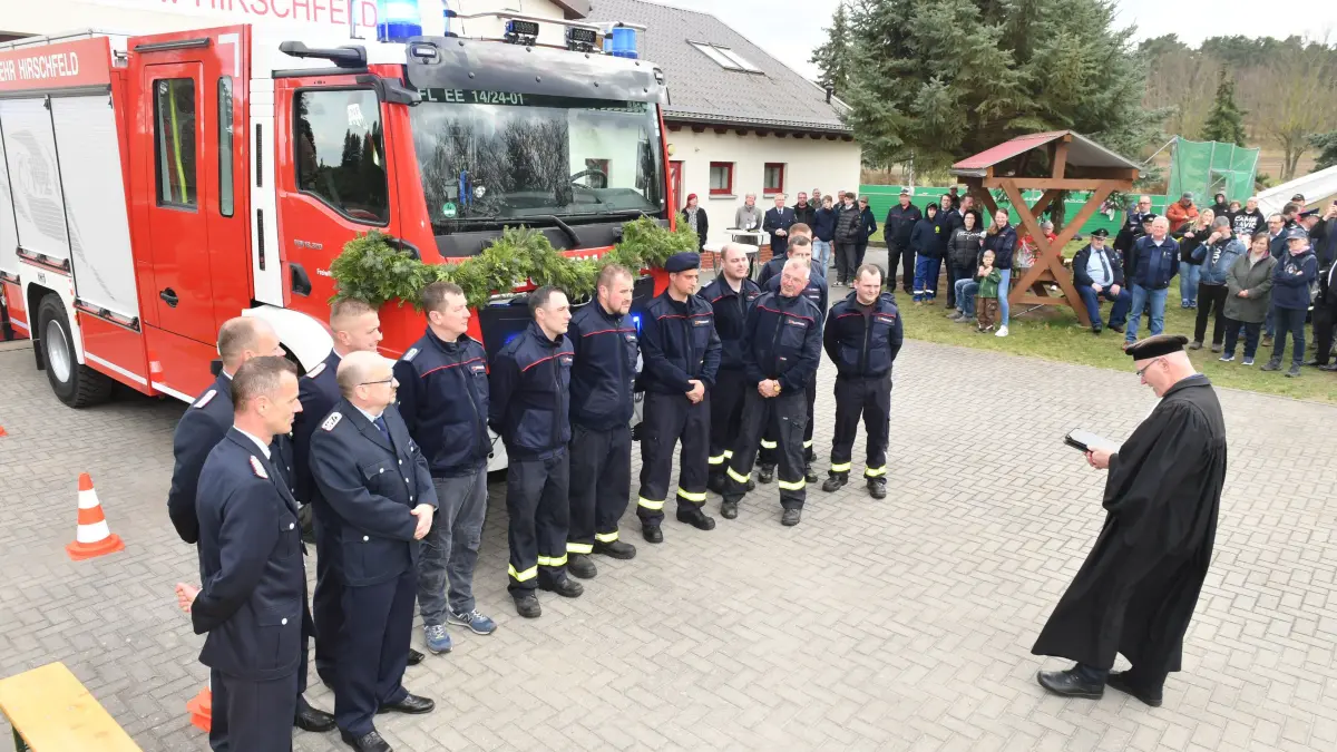 Zwei Millionen Euro für vier Autos – Amt Schradenland stellt neues Feuerwehrfahrzeug mit spektakulärer Show, Konzert und Gottes Segen in Dienst : Zwei Millionen Euro für vier Autos – Amt Schradenland stellt neues Feuerwehrfahrzeug mit spektakulärer Show, Konzert und Gottes Segen in Dienst
- Pfarrer Hans- Jörg Heinze ließ es sich nicht nehmen, bei seiner offiziellen Aufgabe der Segnung des Fahrzeugs auch gleich noch die mit ihm unmittelbar verbundenen Einsatzkräfte unter den Schutz Gottes zu stellen