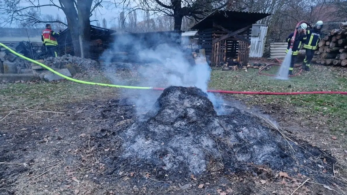 Funkenflug eines Lagerfeuers ist die sehr wahrscheinliche Ursache für den Brand eines Holzstapels auf dem Nachbargrundstück in Kauxdorf.