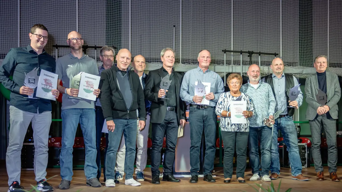 Herzberg. In der Elsterlandhalle hat der dritte Herzberger Sportlerball stattgefunden. dabei sind insgesamt acht Menschen aus Herzberger Vereinen für ihr ehrenamtliches Engagement ausgezeichnet worden. Zum dritten Herzberger Sportlerball wurden insgesamt neun Preise an Herzberger Sportler und auch Steffen Zesner vergeben.