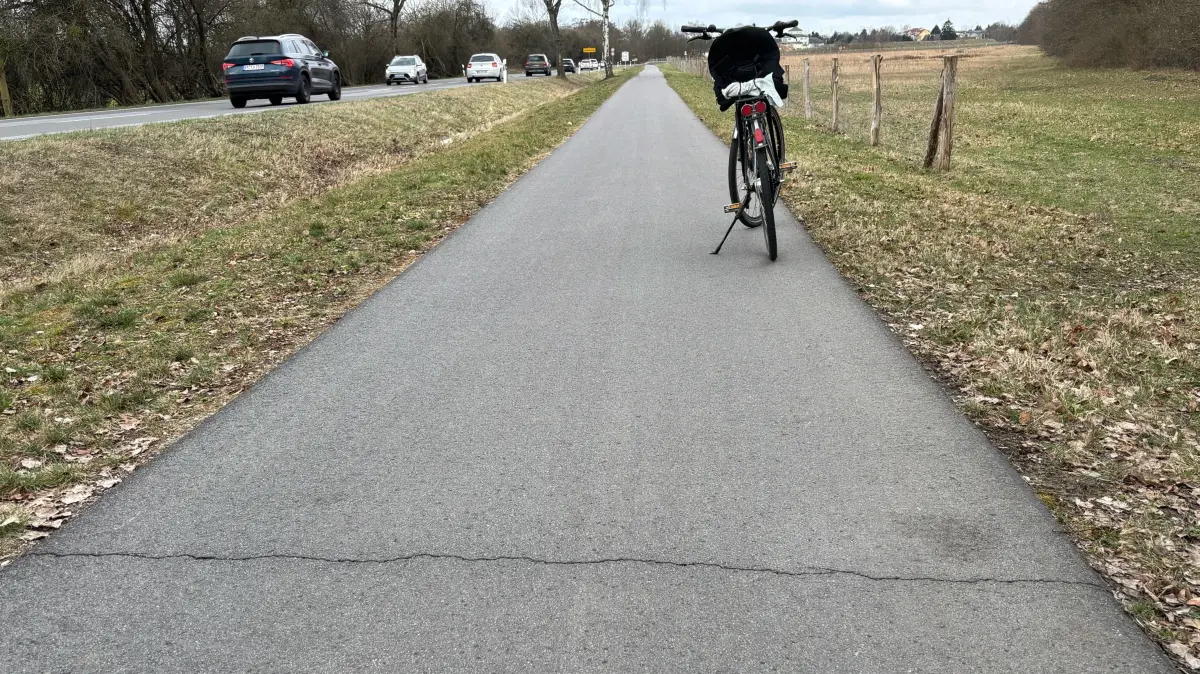 Unübersehbar sind die Schäden am Radweg zwischen Großkoschen und Senftenberg, hier zwischen dem alten Wasserwerk und Buchwalde. Dabei wurde die Trasse erst im Sommer 2022 saniert.