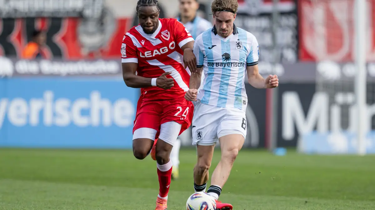 Im Hinspiel verlor Energie Cottbus bei 1860 München mit 0:2. Hier kämpfen Anderson Lucoqui (links) und David Philipp um den Ball.