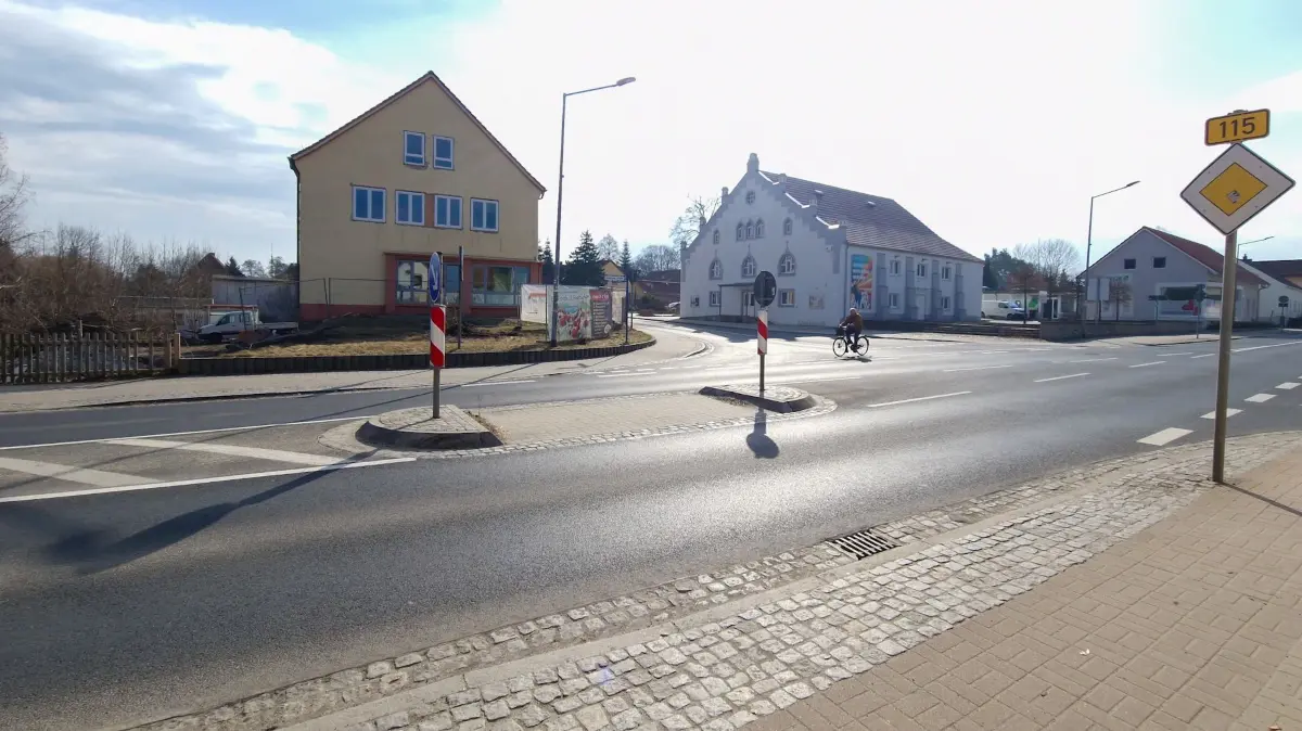 Direkt an der Kreuzung von B115 und den Straßen nach Rothenburg und Boxberg liegen das Lausitzer Eck mit dem alten Kino sowie das ehemalige Mallmann-Center, das nun zu einem Bürogebäude umgebaut wird. Diskussionen gibt es jetzt um die alte Zufahrt in Kreuzungsnähe (links).