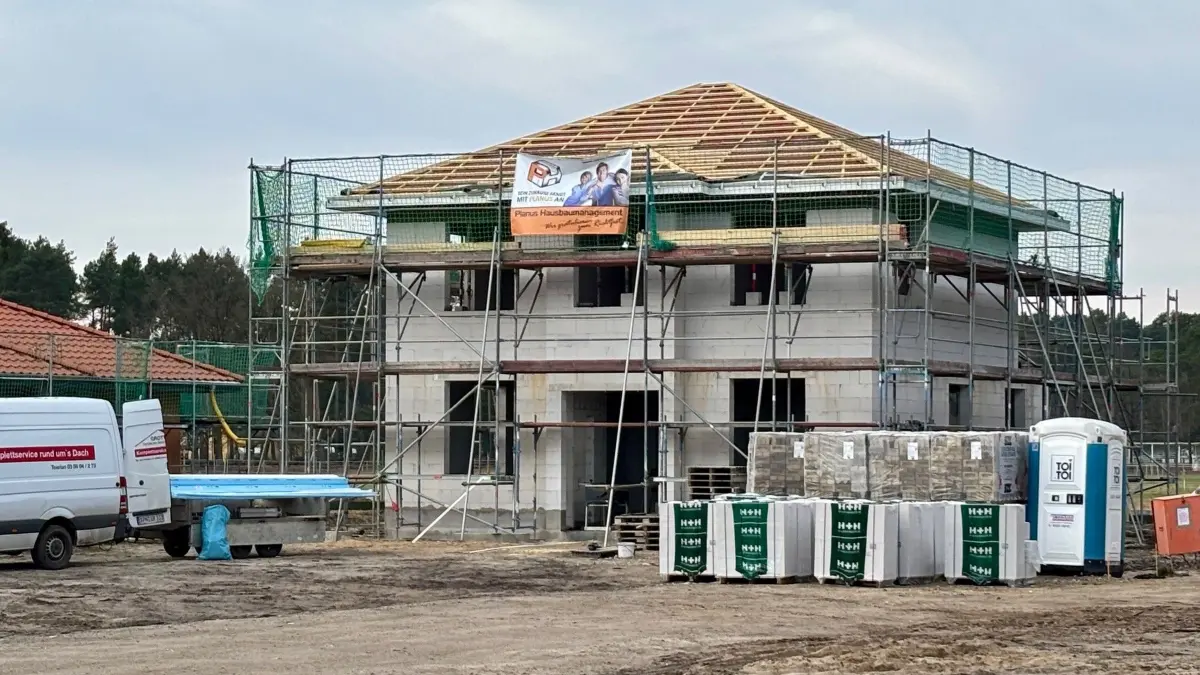 Neue Eigenheime werden aktuell im Cottbuser Ortsteil Sielow gebaut. Experten sagen, dass trotz hoher Preise die Nachfrage höher als das Angebot an Bauland und Immobilien ist.