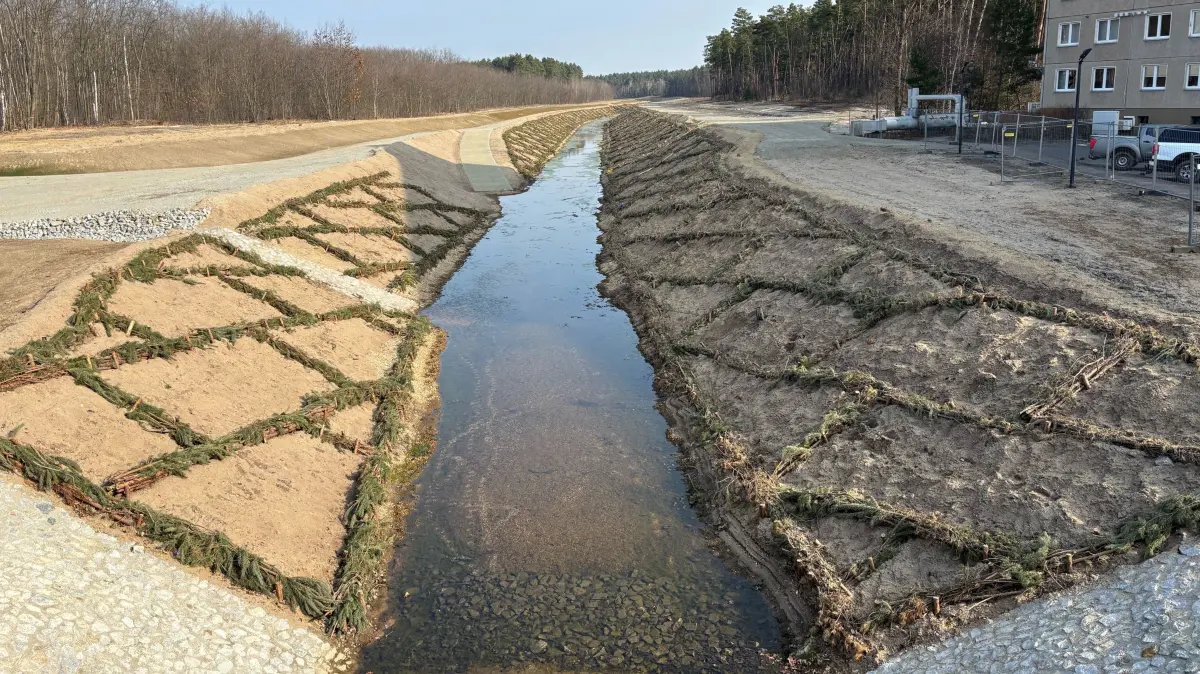 Impression des Seenland-Ableiters zwischen Schwarzer Elster in Senftenberg und Sedlitzer See. Hier ist der Kanal in Richtung Sedlitz zu sehen, rechts zeigt sich die LMBV-Hauptverwaltung.