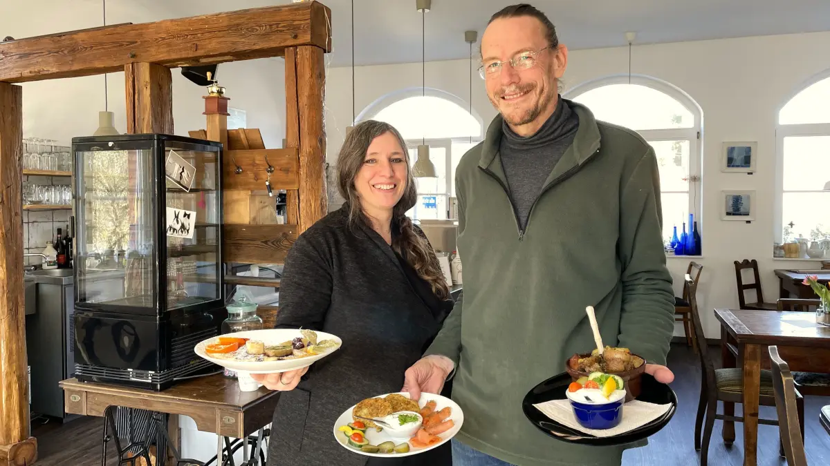 Sandra Wilhelm und Hannes Wilhelm-Kell präsentieren am 13.03.2026 drei Gerichte in ihrem Eiscafé Kśišowka in Wüstenhain.