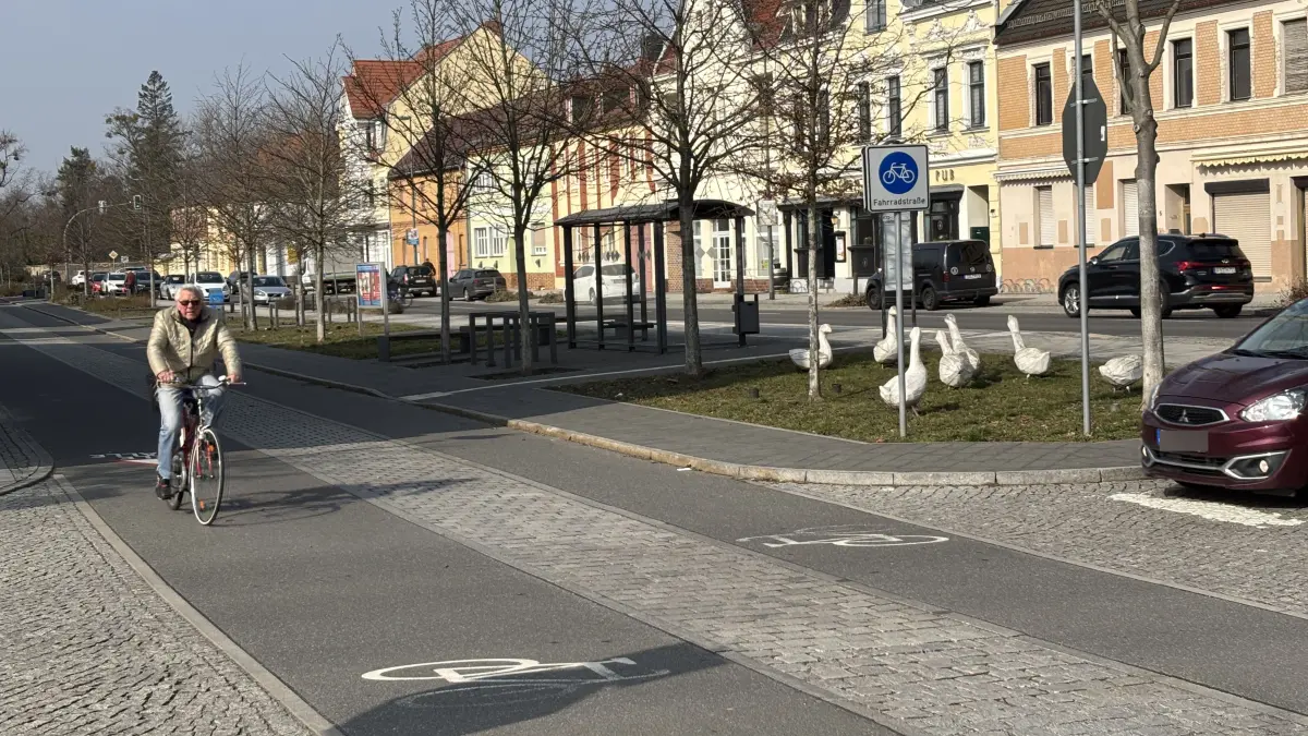 Der Knotenpunkt der Fahrradstraße über den Jüttendorfer Anger mit der Straße Am Hotel ist nicht ungefährlich. Radfahrer und Autofahrer sollten sich dort hochkonzentrieren.