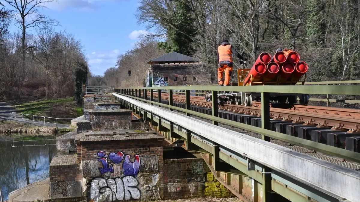 Bahnausbau Kiekebusch Madlow: Bahnhof/Haltepunkt Kiekebusch
Der Haltepunkt soll wieder in Betrieb genommen werden, die Brücke zwischen Kiekebusch und Madlow wird erneuert mit dem Bahnausbau.