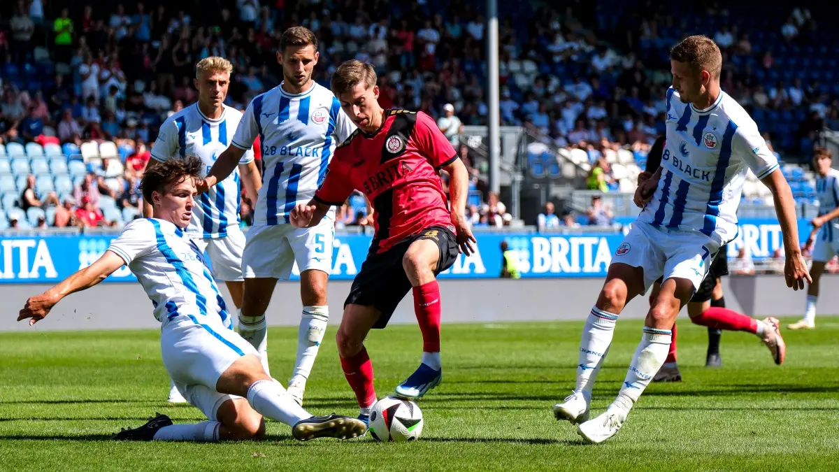 Live im TV und Stream: Hansa Rostock spielt in der 3. Liga beim SV Wehen Wiesbaden.