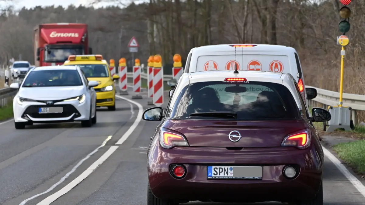 Schaden Glinziger Teiche: In Höhe der Glinziger Teiche hat es Ende letzter Woche Fahrbahnabsenkungen gegeben. Dort sind aktuell etwa 100 m in Richtung Vetschau gesperrt. Der Verkehr wird per Ampel geregelt. Laut Landesbetrieb werden Ursache und Umfang des Schadens in dieser Woche noch untersucht, ehe es an die Reparatur geht.