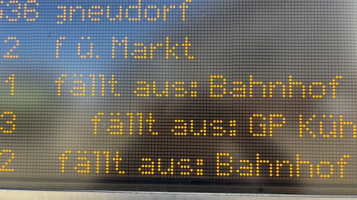 Die Anzeigetafel am Busbahnhof am Lausitzer Platz in Hoyerswerda zeigt zum Streiktag in Dauerschleife, welche Linien alle ausfallen.