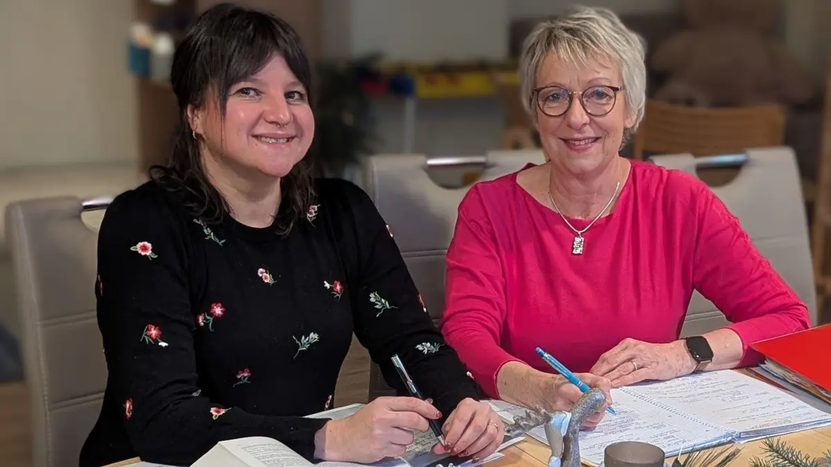Uta Petersen (r.), Geschäftsführerin des Familienhilfevereins Elsterwerda, leistet mit 14 Mitarbeitern, zwei Honorarkräften und etwa 24 Ehrenamtlern eine wertvolle Arbeit für Kinder und Jugendliche. Auf die künftige Leitung des Vereins bereitet sich Nathalie Günther aus Elsterwerda vor. Die 35-Jährige ist Staatlich anerkannte Erzieherin und absolviert aktuell ihr Masterstudium in Psychologie.