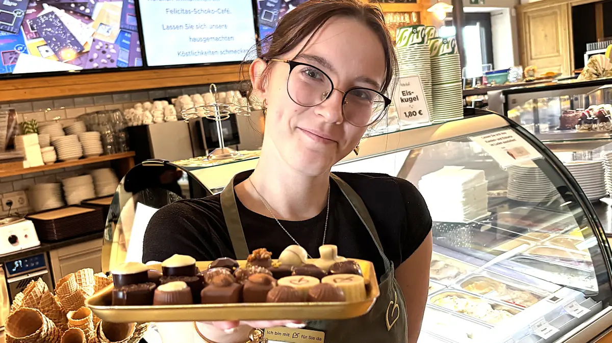 Josephine Böttcher aus Spremberg lernt im Schokoladenland in Hornow Restaurantfachfrau.