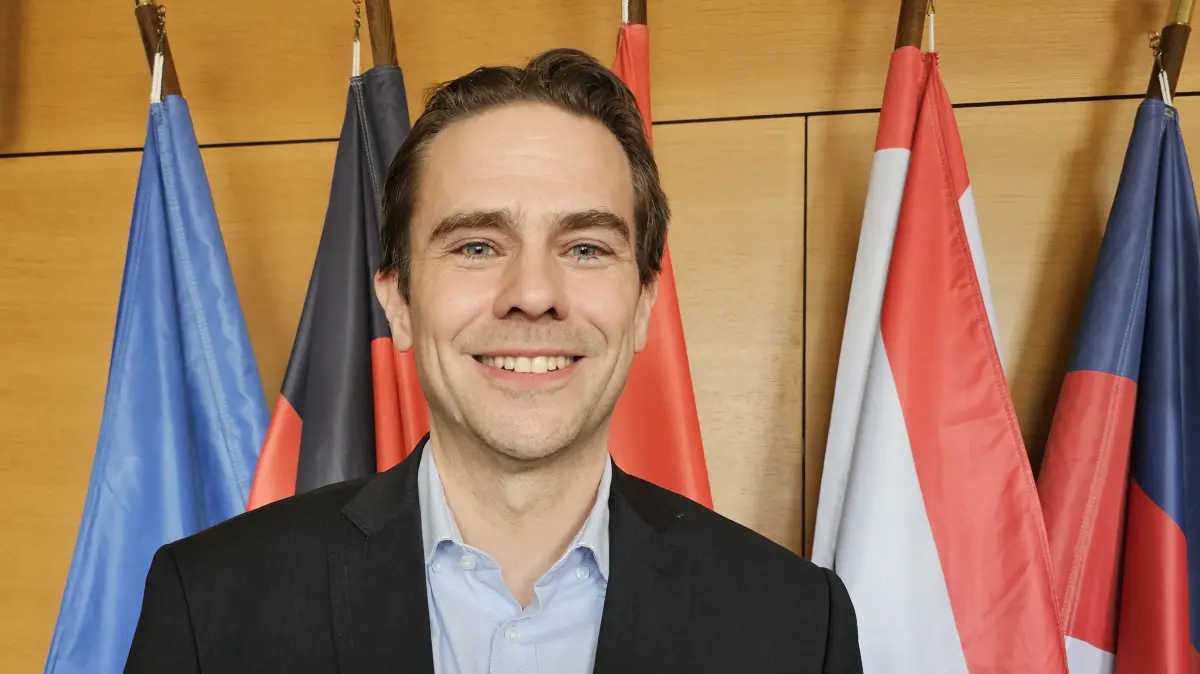 Markus Niggemann an seinem letzten Arbeitstag (17. März 2026) in der Cottbuser Stadtverwaltung. Der langjährige Finanzbeigeordnete wird Staatssekretär im Wirtschaftsministerium